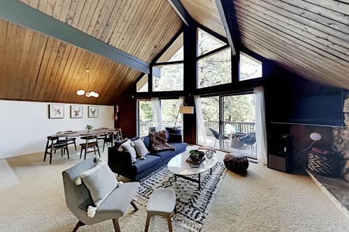 Luxe A-frame - Game Room, New Kitchen, Gas Firepit Home