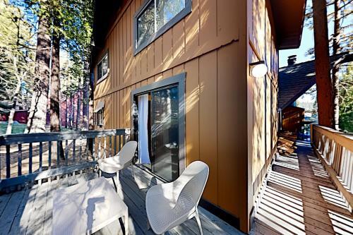 Luxe A-frame - Game Room, New Kitchen, Gas Firepit Home