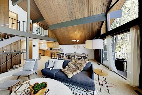 Luxe A-frame - Game Room, New Kitchen, Gas Firepit Home