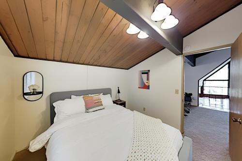 Luxe A-frame - Game Room, New Kitchen, Gas Firepit Home