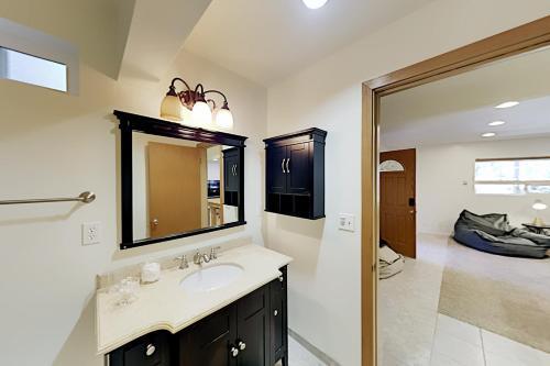 Luxe A-frame - Game Room, New Kitchen, Gas Firepit Home