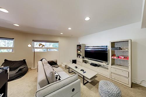 Luxe A-frame - Game Room, New Kitchen, Gas Firepit Home