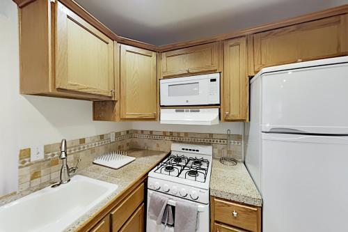 Luxe A-frame - Game Room, New Kitchen, Gas Firepit Home