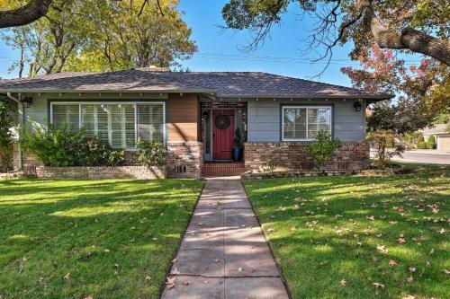 Luxurious Downtown Lodi Apartment In Wine Country!