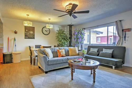 Apartamento Recently Renovated Long Beach Condo With Balcony!