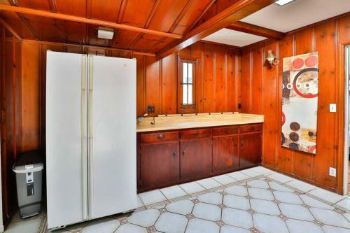 Spacious Unique Italian Villa 20-min Walk To The Beach