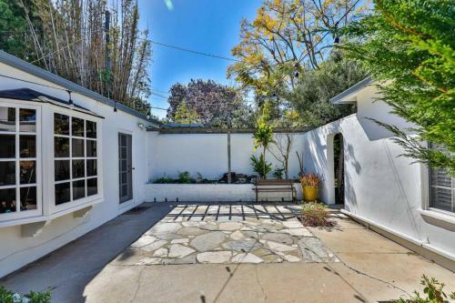 Spacious Unique Italian Villa 20-min Walk To The Beach