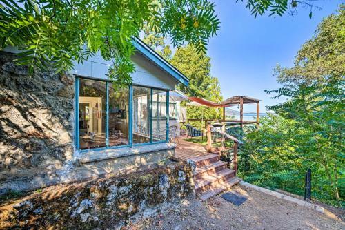 Romantic Lakeside Digs Near Wineries And Beach