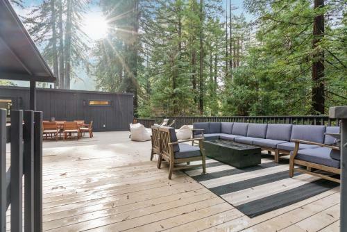 Forest Hideaway With Wraparound Deck & Firepit Home