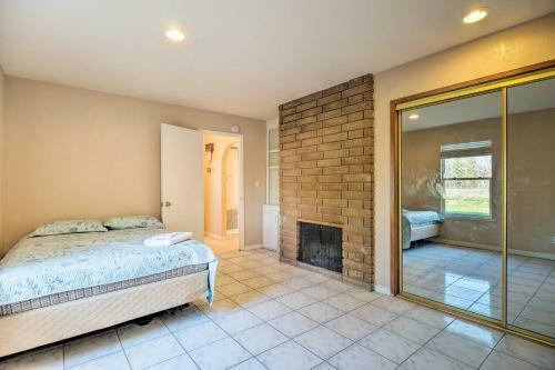 Villa Expansive Cali Retreat With Indoor Balcony And Pool!