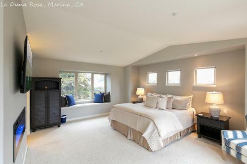 Large 3 Bedroom 2 Bath In Marina