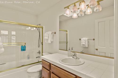 Large 3 Bedroom 2 Bath In Marina
