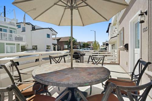 Spacious New Balboa Peninsula Retreat