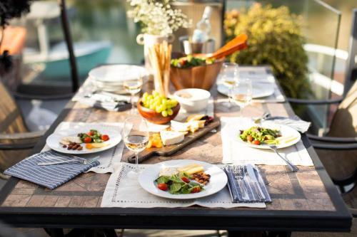 Bay Breeze By Avantstay