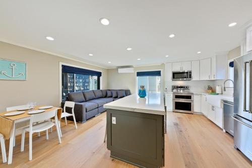 Nb-312b - Newport Beach Chic II