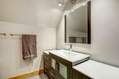 Griffin's Lair - Spacious & Modern Lakefront Cabin Home