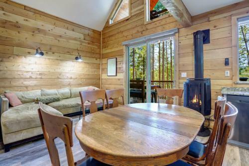 Griffin's Lair - Spacious & Modern Lakefront Cabin Home