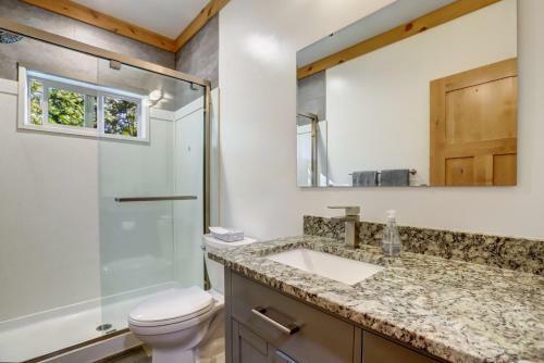 Griffin's Lair - Spacious & Modern Lakefront Cabin Home