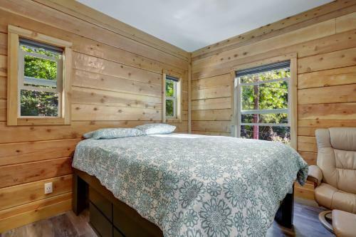 Griffin's Lair - Spacious & Modern Lakefront Cabin Home