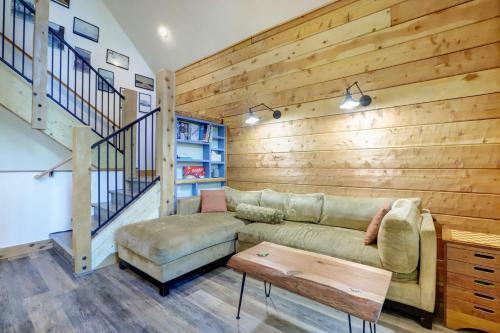 Griffin's Lair - Spacious & Modern Lakefront Cabin Home
