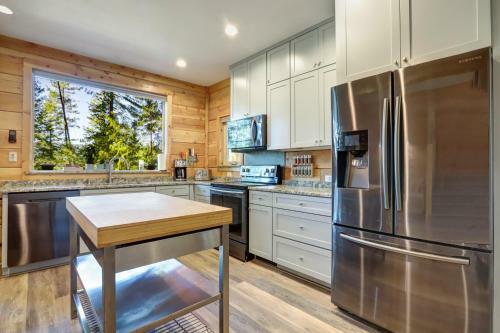Griffin's Lair - Spacious & Modern Lakefront Cabin Home