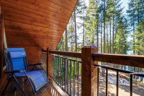 Griffin's Lair - Spacious & Modern Lakefront Cabin Home
