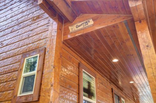 Griffin's Lair - Spacious & Modern Lakefront Cabin Home