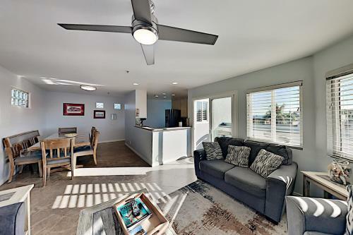 Beachside End Unit - Private Garage & 2 Balconies Townhouse