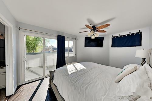 Beachside End Unit - Private Garage & 2 Balconies Townhouse