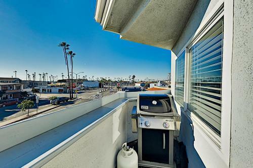 Beachside End Unit - Private Garage & 2 Balconies Townhouse