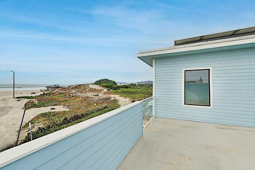 Apartamento Beachfront Condo With Ocean Views & Luxe Interior Apts
