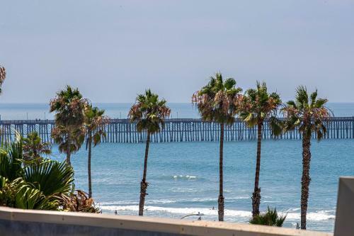 Penthouse Condo W/ Panoramic Ocean Views At Beach Resort