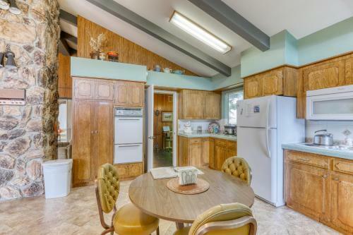 Viewcrest Retro Country Home