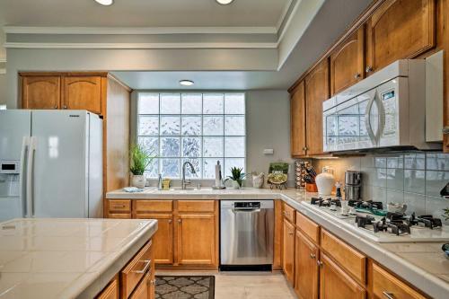Luxe Home With Rooftop Patio Walk To Oceanside Beach