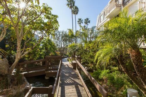 3 Bedroom! - Complex Is On The Beach With Huge Pool