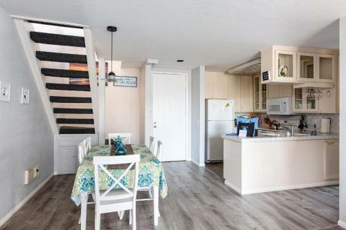 3 Bedroom! - Complex Is On The Beach With Huge Pool