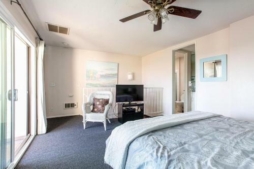 3 Bedroom! - Complex Is On The Beach With Huge Pool