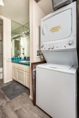 3 Bedroom! - Complex Is On The Beach With Huge Pool