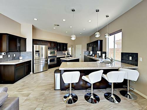 Palm Desert 4br 3ba Opulent Retreat With Pool & Jacuzzi Home