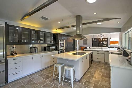 Luxury Retreat With Backyard Oasis, Walk To El Paseo