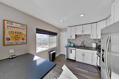 All-new Mountain-view Home - Private Pool & Spa Home