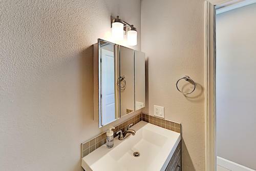 All-new Mountain-view Home - Private Pool & Spa Home