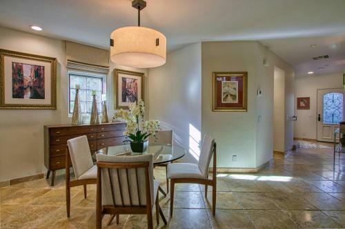 Downtown Tuscan Haven - 2 Br Luxury Condo By Oranj Palm