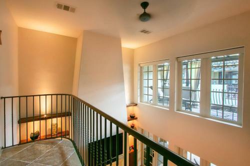 Downtown Tuscan Haven - 2 Br Luxury Condo By Oranj Palm