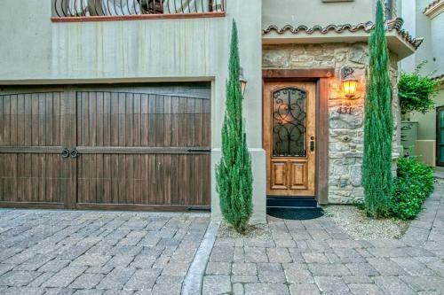 Downtown Tuscan Haven - 2 Br Luxury Condo By Oranj Palm