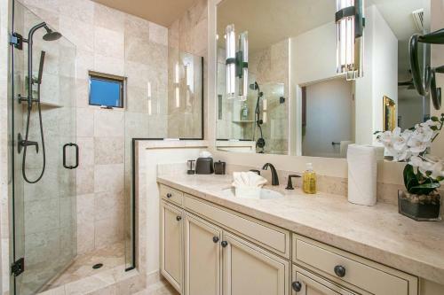 Downtown Tuscan Haven - 2 Br Luxury Condo By Oranj Palm