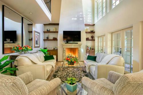 Downtown Tuscan Haven - 2 Br Luxury Condo By Oranj Palm