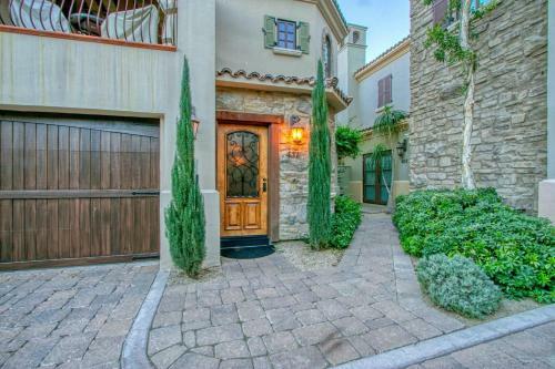 Downtown Tuscan Haven - 2 Br Luxury Condo By Oranj Palm
