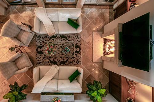 Downtown Tuscan Haven - 2 Br Luxury Condo By Oranj Palm