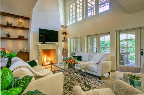Downtown Tuscan Haven - 2 Br Luxury Condo By Oranj Palm